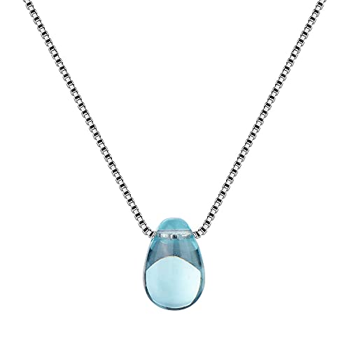 Colliers avec pendentifs en cristal bleu, le symbole d'un amour éternel et pur