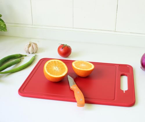 Tabla de cortar rectangular Funday de plástico rojo con mango incorporado y ranura para jugos, multifuncional con afilador y rallador miniatura 7