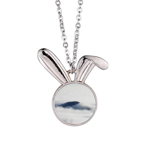 Collier lapin gravé design nature et montagne enneigée bijou aux détails soignés