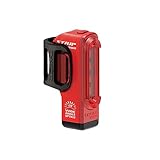 La luz trasera Lezyne Strip Drive Pro ha sido optimizada con la nueva lente Gran Angular Óptica (270º de visibilidad) y recibió un aumento masivo de 32.5 horas en tiempo de ejecución máximo de hasta 53 horas. Todavía presenta un modo de flash diurno de 300 lúmenes líder en su clase, además de otras 10 opciones de salida gracias a sus cinco LED. Su construcción moldeada ahora es más compacta y puede montarse en tijas aerodinámicas o redondas. Equipado con un puerto micro-USB, la carga es simple y eficiente. Tiempo de recarga: 2 horas