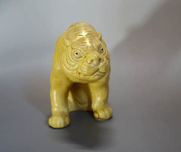 京焼・清水焼　陶彫　沼田一雅 作「虎」教壇資料　置物　無傷　箱無。 京焼・清水焼 陶彫 沼田一雅 作「虎」教壇資料 置物 無傷 箱無。