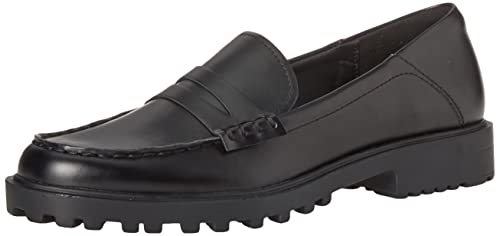 Mocassin structuré intemporel soulignant une silhouette féminine moderne