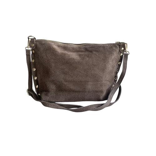 Bolso bandolera de ante italiano con tachuelas en los laterales. Correa ajustable e intercambiable. Cierre de cremallera. Interior forrado con bolsillo incorporado. Bolsillo trasero. (Taupe) Bolso bandolera de ante italiano con tachuelas en los laterales. Correa ajustable e intercambiable. Cierre de cremallera. Interior forrado con bolsillo incorporado. Bolsillo trasero. (Taupe)