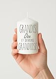 DESIGN ÉLÉGANT: Bougie cylindrique blanche avec texte artistique bicolore en bleu et violet, créant une décoration moderne et minimaliste