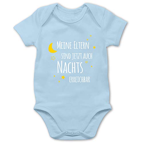 Shirtracer Sprüche Baby - Meine Eltern sind jetzt auch Nachts erreichbar - 3/6 Monate - Babyblau - Eltern Baby - BZ10 - Baby Body Kurzarm für Jungen und Mädchen