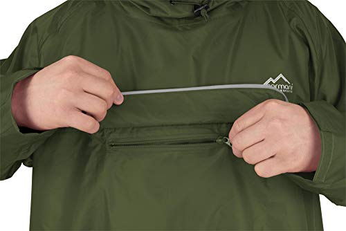 normani Unisex Regenponcho EXTRA Lang mit Ärmeln und Brusttasche für Damen und Herren - Brusttasche und 3M™ Scotchlite™ Reflektor - 100% Winddicht - 100% Wasserdicht Farbe Olive Größe XXL/3XL
