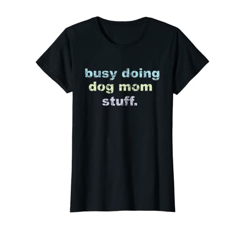 Mujer Busy Doing Dog Mom Stuff - Texto retro con temática de pastel Camiseta