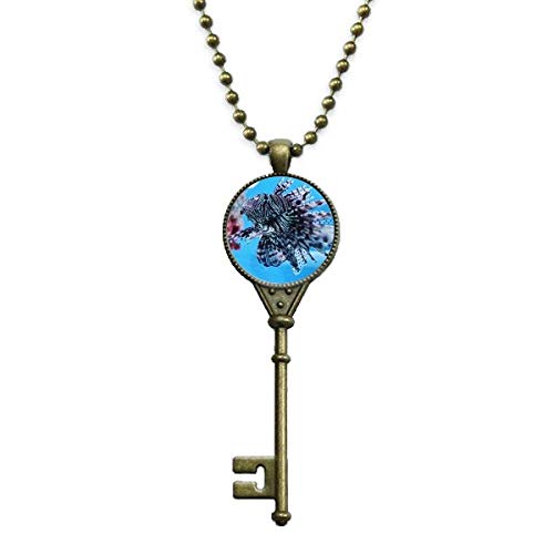Collier poisson de l'océan avec pendentif géométrique et finitions doreur