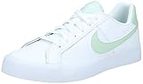 Klassischer tennis-inspirierter Look mit Nike-Logo an der Seite
