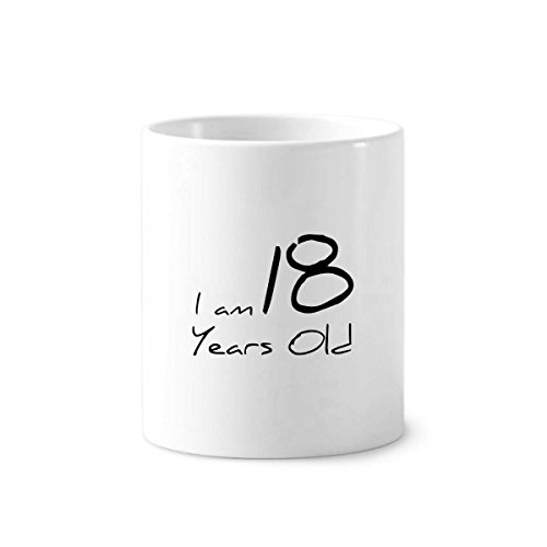 Tasse blanche céramique 18 ans contre le désordre du lavabo et du bureau