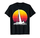 Este Diseño de velas vintage con la puesta de sol con catamarán presenta a un marinero en su barco con una hermosa puesta de sol. Si te gusta el mar y tu velero o catamarán, este diseño es para ti.