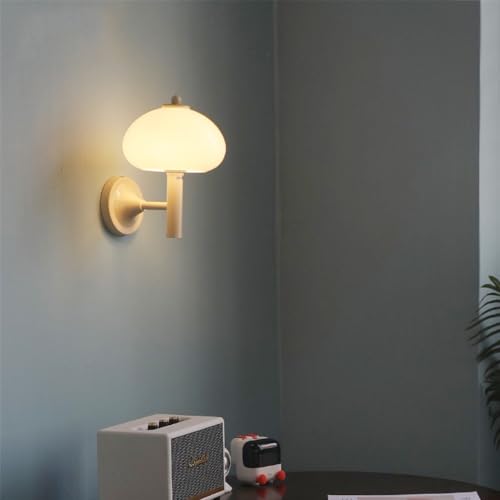 Accesorio de iluminación de pared de metal y vidrio con un sofisticado acabado amarillo crema 4