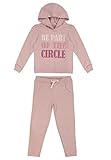 Der Jogger ist der perfekte Begleiter für jeden Tag. Die eingesetzte, softe Bio-Baumwolle sorgt für hohen Tragekomfort. Die Hose und der Sweater ist ein nachhaltiges Produkt aus unserer Mini&Me Kollektion und auch für Moms im gleichen Design erhältlich.
