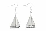 ++ Segelboot-Ohrringe Maritimer Ohrschmuck- detailliert geprägtes Segelboot, versilbert. - Material Anhänger: Metall - Haken und Ösen: versilbert Länge der Anhänger (ohne - Haken): 40mm Lieferumfang: 1 Paar Ohrringe