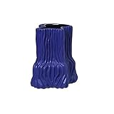 Le vase bleu foncé est fabriqué en grès