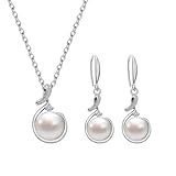 Ensemble collier et boucles d'oreilles en perles : Cet ensemble de perles intemporel est très élégant. Cet ensemble de colliers de perles comprend un collier de 16 pouces de long en chaîne argentée avec une rallonge de 2 pouces comprenant un collier de perles simples de 8 mm/10 mm, et des boucles d'oreilles en perles de 8 mm/10 mm avec des accents brillants en zircon cubique.