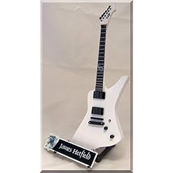 JAMES HETFIELD Guitare Miniature avec médiator METALLICA Snakebyte - Les Beatles, Paul McCartney, John Lennon, RIngo Starr, George Harrison JAMES HETFIELD Guitare Miniature avec médiator METALLICA Snakebyte – Image 2