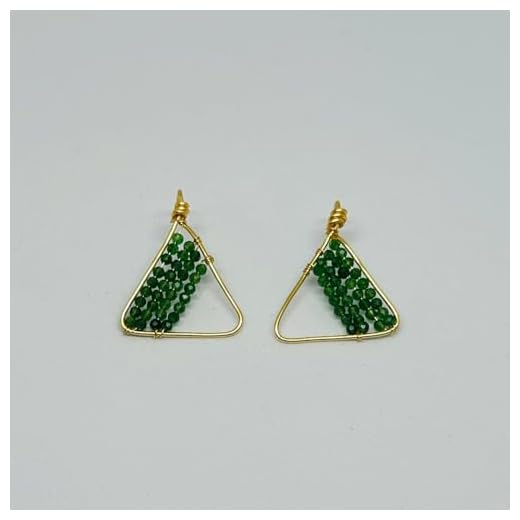 Pendientes triángulo bicolor con cuentas de calcedonia verde, baño de oro y enganche de tope, artesanales, hechos a mano en España por NOMI JEWELRY