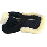 HANDHABUNG: Unser Lammfell Reitpad verfügt über eine bewährte Passform und ist mit den gängigen Sattelformen kombinierbar. Die Befestigung am Sattel erfolgt mit Klettstrupfen an den Gurtriemen des Sattels und gewährt somit einfaches Justieren.