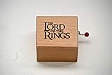  Pequeña caja de música hecha con madera de calidad con la melodía de El Señor de los Anillos. Envuelta para regalo.