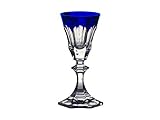 Cristalería de elegante y fino diseño de inspiración art decó, tallada artesanalmente a mano en cristal doblado. Su valor reside en sus llamativos colores, con fuste dividido en seis facetas y pie tallado. Una reedición de un clásico que sigue vigente en nuestros días.
