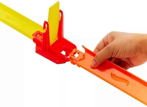 Hot Wheels oyuncak araba ve pist seti, 2 adet 1:64 ölçekli metal araçla yarış ve çarpışma, Hot Ones Otoyol Oyun Seti ve kolayca birleştirilebilen pist, JFD11 - Görsel 5