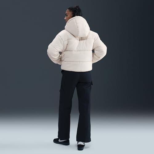 Nike Sportswear Classic Puffer Lockere Therma-Fit Jacke Mit Kapuze Für Damen, Light Bone/White, FZ5899-072, 2XL – Ansicht 6