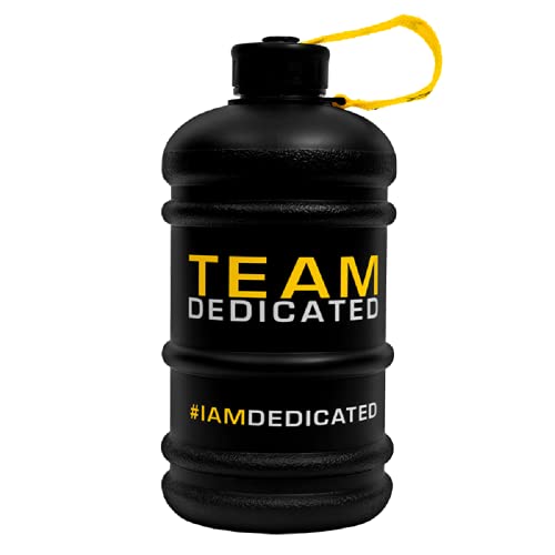 Dedicated Nutrition Water Jug 2,2L - Waterbottle Gym Bottle Wasserflasche Trinkflasche Gallon Fitness Sport - Matt Schwarz (Metal Cap) Cover