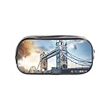 Construction légère : fabriquée à partir de matériau PVC résistant mais léger, cette trousse historique avec fermeture éclair transparente Old Tower Bridge London est conçue pour durer tout en restant facile à transporter pour les étudiants, les enfants, les adolescents et les adultes lors des trajets quotidiens, du travail ou des activités sportives.