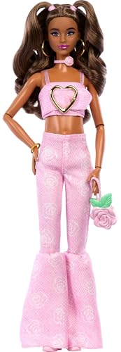 Barbie Deluxe Style Muñeca n.12 con Top Corto de Denim Rosa y Vaqueros Acampanados a Juego con Estampado de Rosas, Pelo castaño Ondulado y Accesorios como un Bolso y Joyas, JJN72