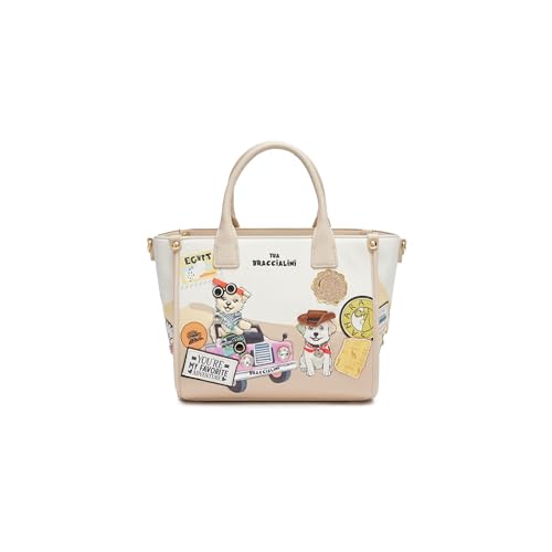 Bauletto a mano in similpelle con due manici, il design è arricchito da una vivace stampa che racconta un’avventura, un safari con i nostri divertenti pets e dettagli colorati. Una tracolla removibile e regolabile che ne permette la doppia portabilità.