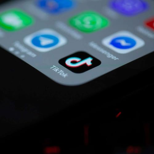 Sickfluencers: Help, hype, or fraud panic?