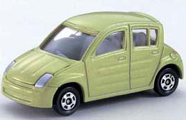 Tomica No.27 Toyota Will Vi voiture miniature pour recréer un diorama urbain de Tokyo