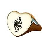 Minimaliste mais imposante, cette chevalière arbore un motif de reine qui définit son identité luxueuse.