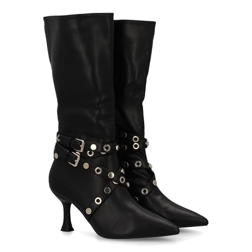 94893 Bota alta para mujer con tacon fino, con doble hebilla y detalle de tachuelas y ojales metalicos. Cierre de cremallera, punta fina y estampado liso, ideal para otono invierno. Negro Talla 39