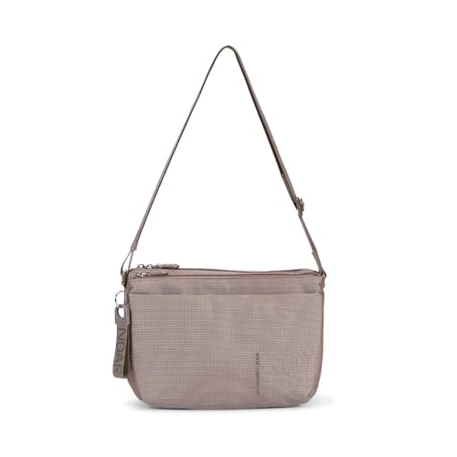 Realizzata in Mitrix, storio materiale della linea MD20 di Mandarina Duck, questa crossover grande presenta più scomparti, che la rendono comoda e capiente per I viaggi o per uso quotidiano, la tracolla è in nastro ed è regolabile, mentre gli interni sono foderati
