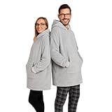 PLAID SWEAT À CAPUCHE BILL TORNADE – ULTRA DOUX & CHAUD – TAILLE UNIQUE Découvrez le plaid sweat à capuche BILL TORNADE, l'indispensable cocooning pour affronter l'hiver avec style. À la fois couverture, pull et sweat oversize, il vous enveloppe d'une chaleur incomparable grâce à sa matière ultra douce doublée sherpa. Disponible en plusieurs couleurs tendance : bleu marine, rouge, gris foncé, gris clair, beige. Points forts du produit Taille