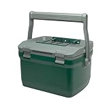 stanley camping kochset set RESISTENTE Y DURADERA: El revestimiento exterior de polietileno de alta densidad y sus resistentes cierres hacen que esta nevera aguante los golpes; La cuerda de goma permite sujetar un termo Stanley u otros accesorios en la parte superior; sin BPA