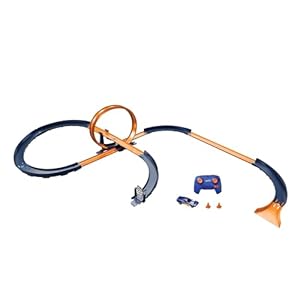 Hot Wheels Spielzeugauto-Trackset mit ferngesteuertem Fahrzeug im Maßstab 1:64 und mehr als 30 Trackteilen, Mehreren Konfigurationen, HXX45
