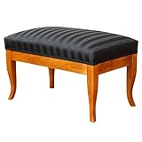 Hochwertige Materialien für Komfort und Langlebigkeit: Die bequeme Polsterung mit fest geschnürten Sprungfedern sorgt für angenehmen Sitzkomfort und eine lange Lebensdauer | Der standardmäßige schwarze Bezugsstoff ist fest vernagelt, was Stabilität und ein ebenmäßiges Erscheinungsbild garantiert | Auf Wunsch sind individuelle Bezugsstoffe, andere Holzarten oder Lackierungen möglich, wodurch die Fußbank perfekt an persönliche Wohnstile angepasst werden kann