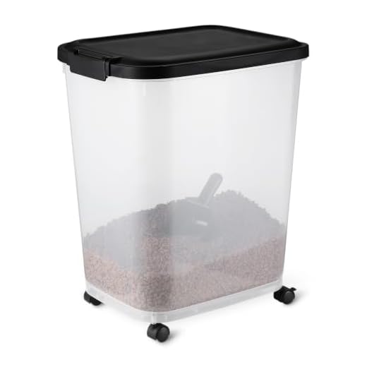 Tierfutterbehälter von Amazon Basics unterwegs