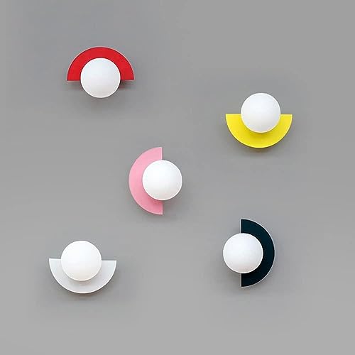 Luces de pared de globo contra zonas oscuras en pasillo baño 6