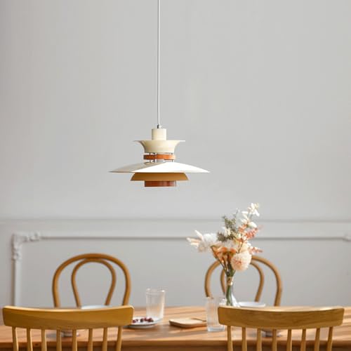 Table à manger chaude sublimée par le petit lustre LED beige