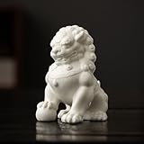 Améliorez votre décoration d'intérieur avec notre exquise statue Foo Dogs habilement fabriquée à partir d'argile de kaolin de qualité supérieure. Ce chef-d'œuvre en céramique est cuit à 1300 ℃, résultant en une superbe finition blanche translucide. Chaque pièce présente des motifs traditionnels finement détaillés, magnifiquement animés par des artisans talentueux. Idéal pour ajouter une touche unique à n'importe quel espace.