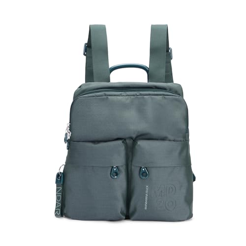 Zaino realizzato in Mitrix, storico materiale del marchio Mandarina Duck. Leggero, versatile e connotato da un originale effetto cangiante. Gli spallacci regolabili uniti alle tasche zippate interne ed esterne lo rendono comodo e funzionale.