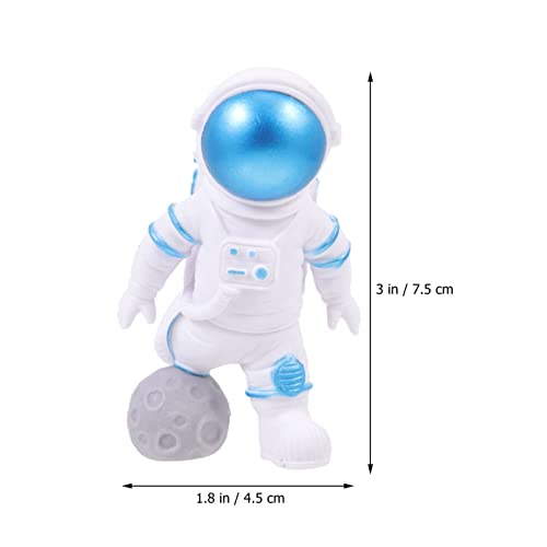 FOMIYES Estatueta de astronauta de resina Mininatura Casa de bonecas espacial exterior jogando futeb