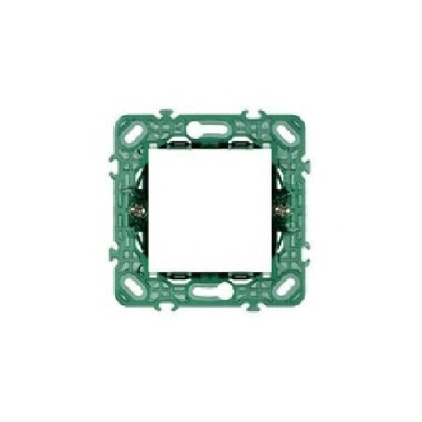 Il prodotto è realizzato con materiali di alta qualità, resistenti al tempo e alle sollecitazioni, e la struttura è progettata per garantire stabilità e sicurezza.
