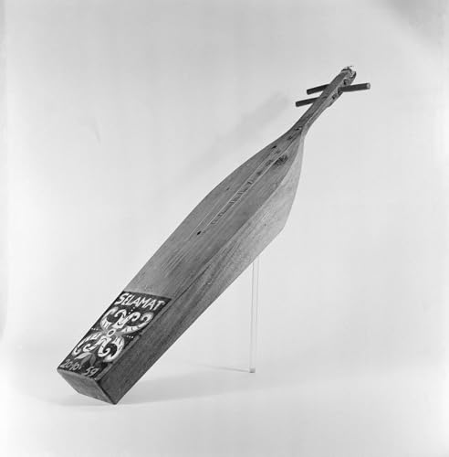 Sapeh (three-stringed boat lute)