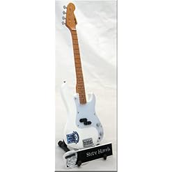 STEVE HARRIS Guitare Miniature Bass IRON MAIDEN avec médiator - Les Beatles, Paul McCartney, John Lennon, RIngo Starr, George Harrison STEVE HARRIS Guitare Miniature Bass IRON MAIDEN avec médiator – Image 2