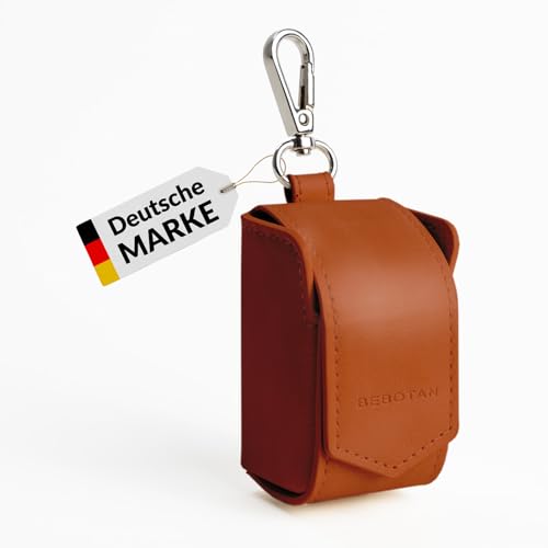 BEBOTAN Hundekotbeutel Spender mit Karabiner – Hochwertiger Kotbeutelhalter aus veganem Kunstleder inkl. 1 Rolle Hundekotbeutel – Praktisches Hundezubehör für unterwegs (Braun)